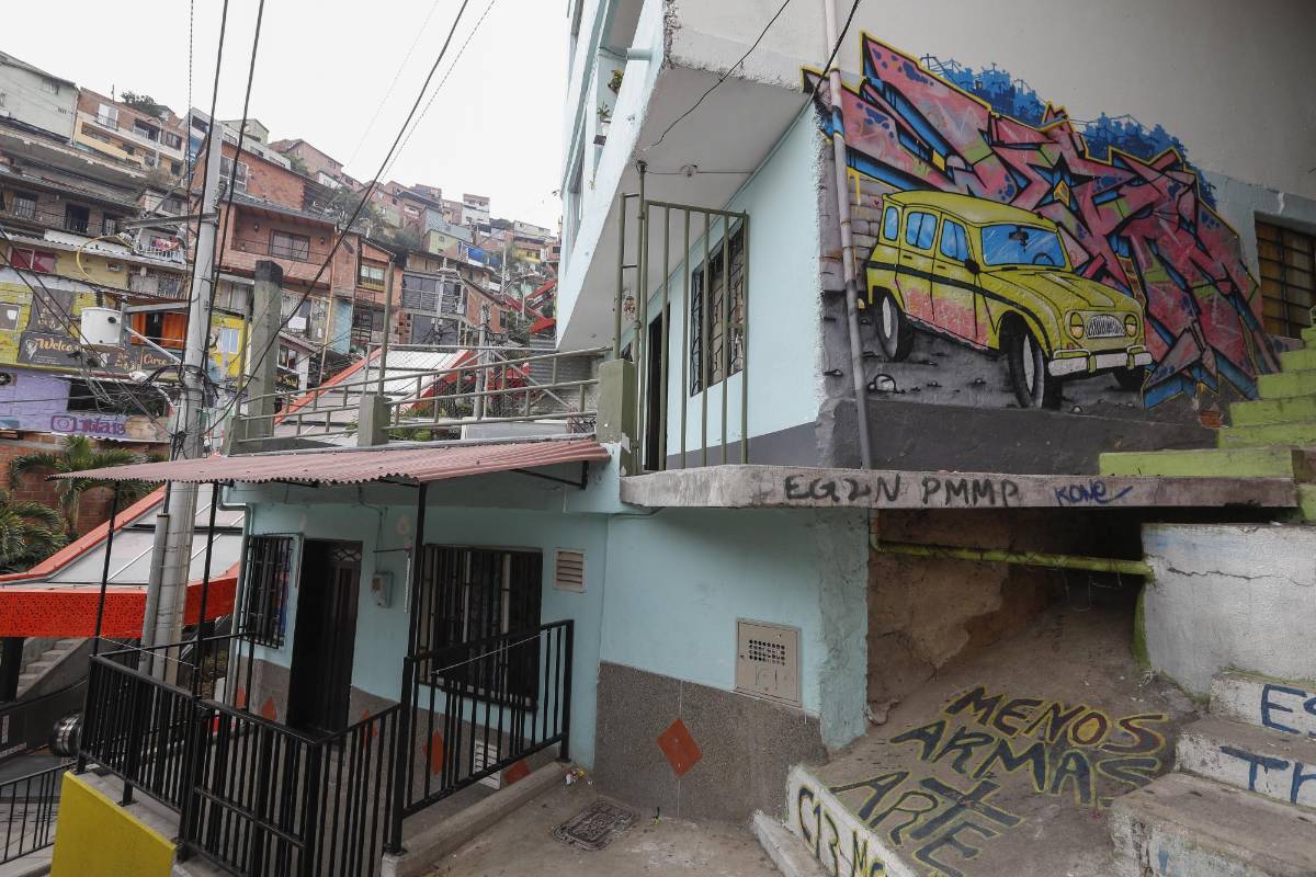 En el barrio La Independencia, de Medellín, donde están las escaleras eléctricas y se realiza el grafiti tour, la gente se resguarda cumplidamente ante el coronavirus y espera el día en que puedan atender de nuevo a los turistas. FOTO MANUEL SALDARRIAGA
