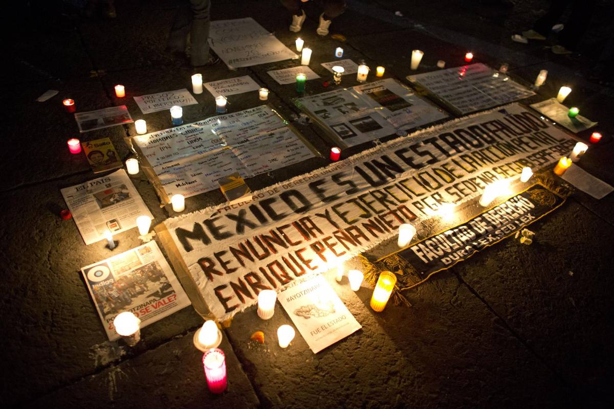 La marcha en México D.F. fue en gran medida pacífica, a diferencia de otras recientes que terminaron con la quema de edificios del gobierno en Guerrero. FOTO AP