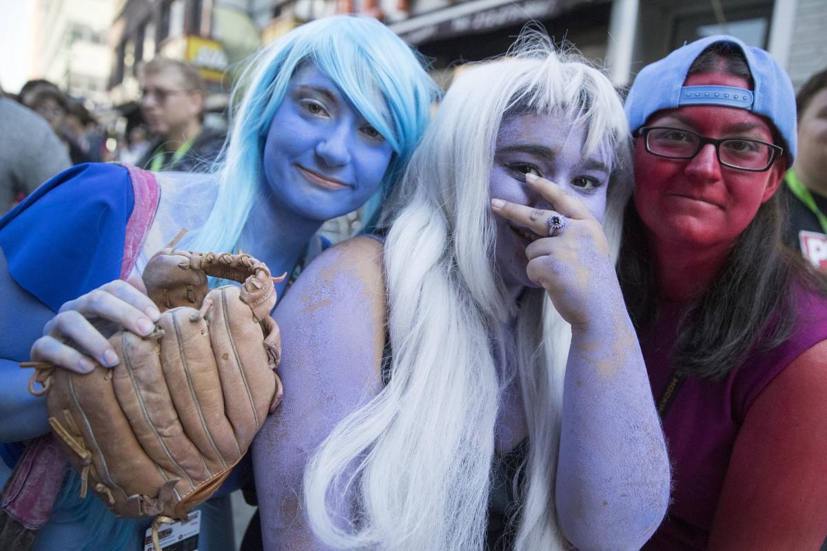 Fanáticas vestidas como las gemas de cristal llegaron a la Comic Con. FOTO AP