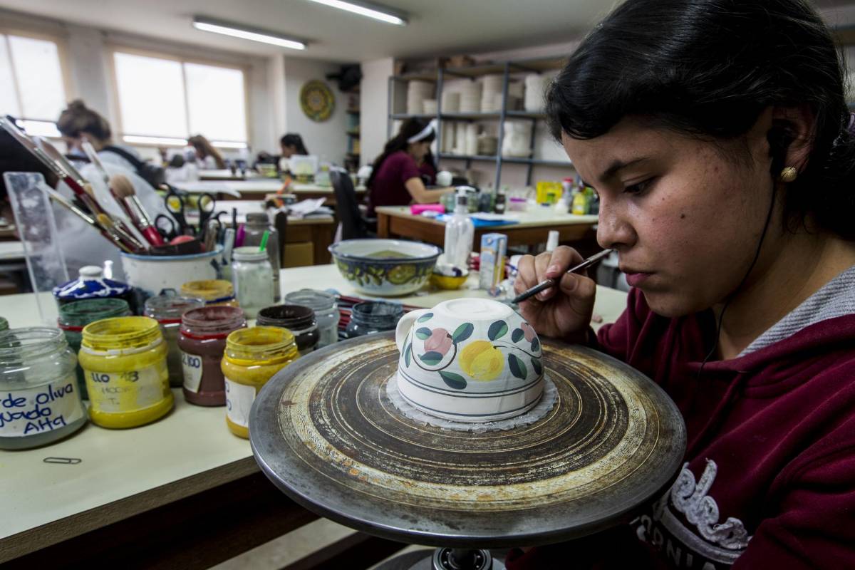 Cada paso de la cerámica es realizado a mano por las mujeres artesanas que ya dominan esta técnica y que comparten el conocimiento con las nuevas generaciones. Foto: Jaime Pérez