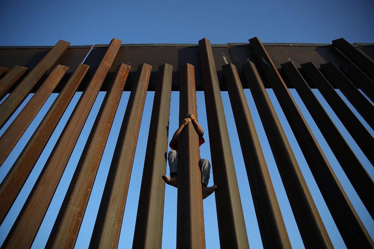 En difíciles condiciones de calor, hambre y deshidratación, los migrantes de Centro y Suramerica tratan de cruzar desde México hacia el norte, bajo el constante asedio de las autoridades norteamericanas que buscan evitar la llegada de estos grupos de familias que no tienen la visa para entrar al país. Foto: AFP