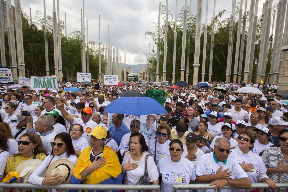 A las 10:00 de la mañana de este domingo iniciaron las marchas en respaldo al expresidente Álvaro Uribe Vélez. FOTO EDWIN BUSTAMANTE