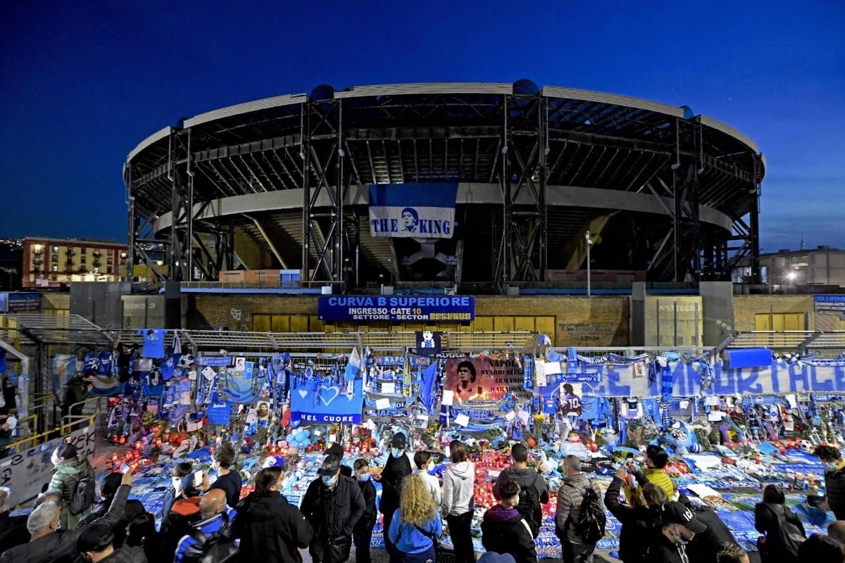 Fanáticos en el mundo le rindieron tributo a la leyenda del fútbol argentino Diego Armando Maradona enterrado en las afueras de Buenos Aires. El cortejo fúnebre recorrió unos 40 km desde la Casa Rosada, sede del Ejecutivo, donde se realizó la velación. Foto: EFE