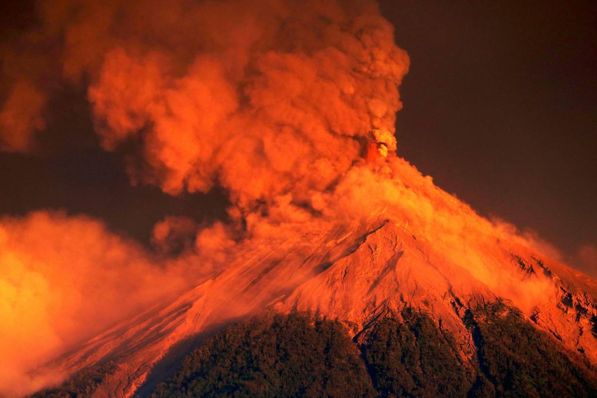 Tras varias horas de fuerte intensidad, la actividad del volcán empezaba a descender pero los monitoreos se mantienen.
