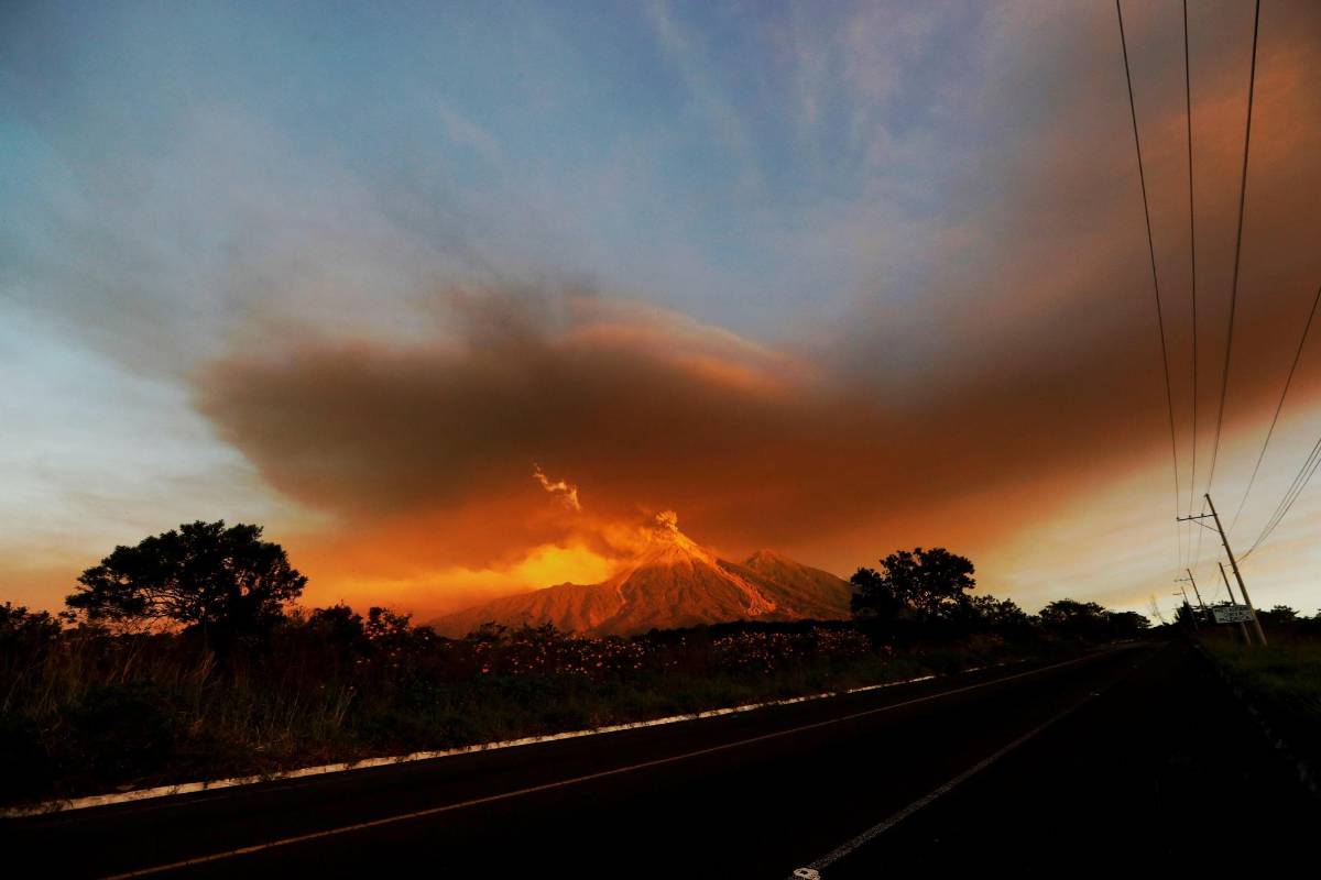 El 3 de junio, el volcán tuvo una potente erupción que provocó una avalancha de material ardiente que arrasó la comunidad San Miguel Los Lotes, dejando 194 muertos y 234 desaparecidos.