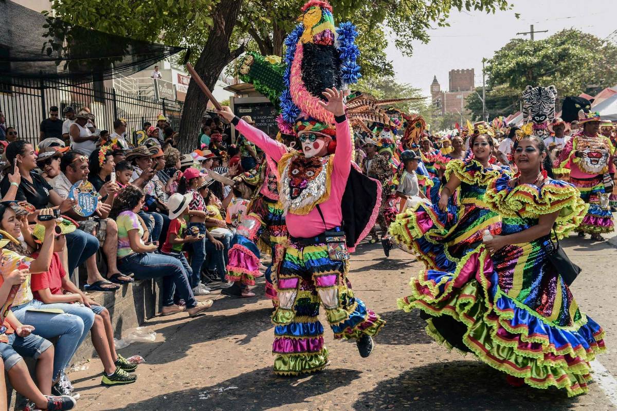 Las danza en las calles hacen parte del desfile en el carnaval en Barranquilla, Colombia. Foto: JOAQUIN SARMIENTO / AFP) 