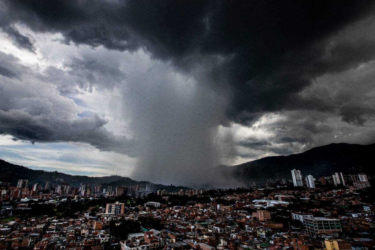 La columna de lluvia se pudo observar en límites entre Itagüí y La Estrella, el aguacero se extendió por buena parte del Valle de Aburrá. FOTO JAIME PÉREZ