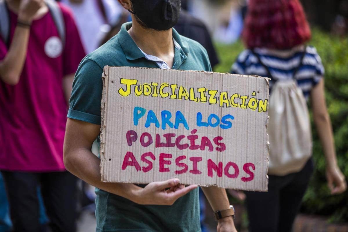 Con pancartas y cánticos los asistentes manifestaron su indignación por los recientes hechos de abuso policial. Foto: Carlos Velásquez
