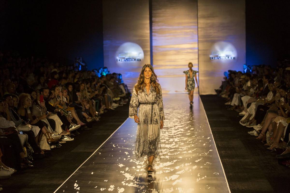 La pasarela tuvo textiles decolorados y también pintados para recrear el reflejo que hace la luz sobre el mar. FOTO Camilo Suárez