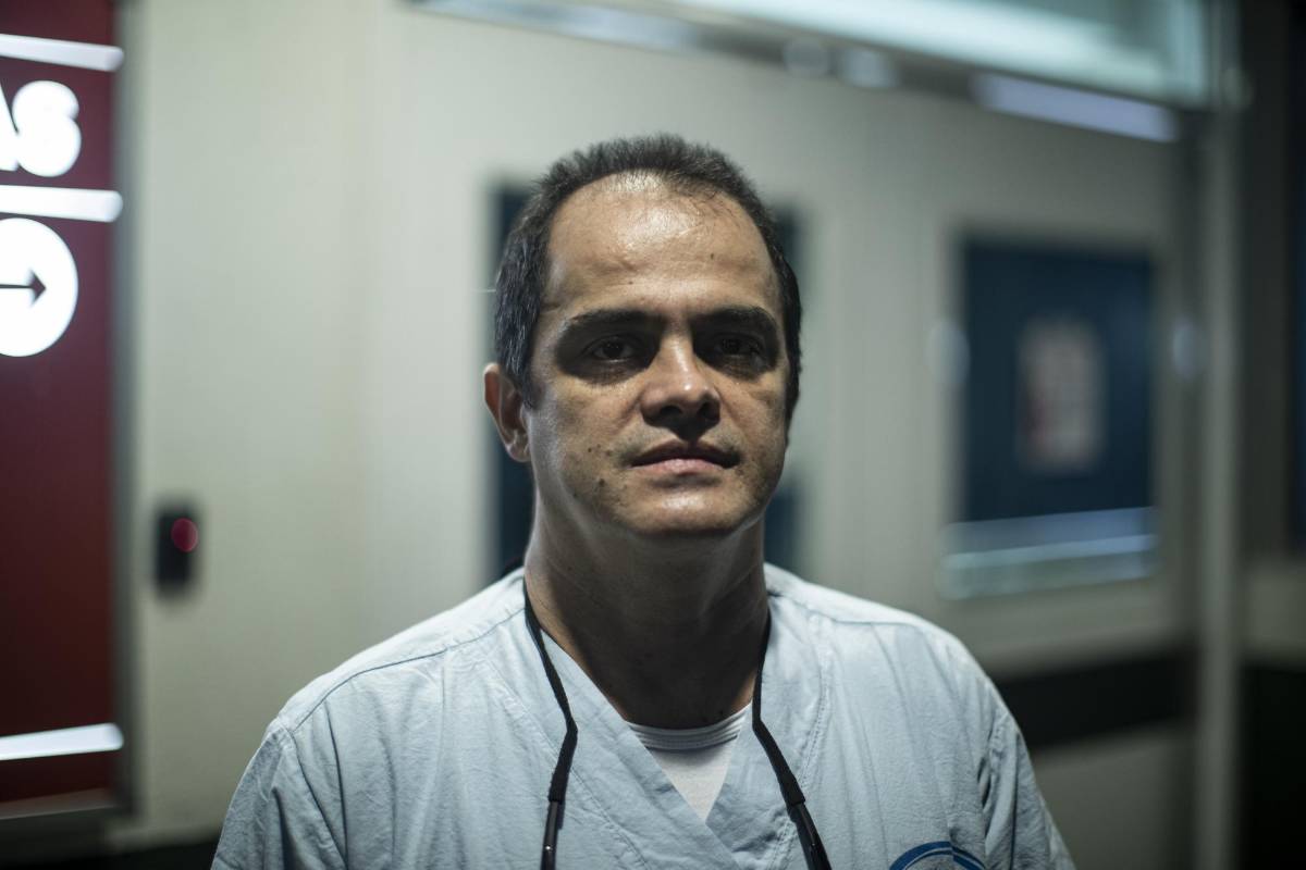 Jhon Mauricio Giraldo, 51 años, 24 años como auxiliar de enfermería en la clínica Las Américas. Foto: Esteban Vanegas