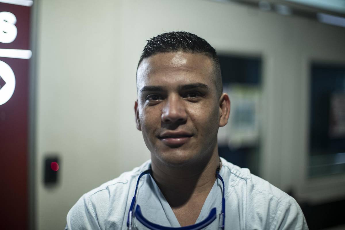 José Daniel Muñoz morales, 27 años, cuatro años como auxiliar de enfermería en la clínica Las Américas. Foto: Esteban Vanegas