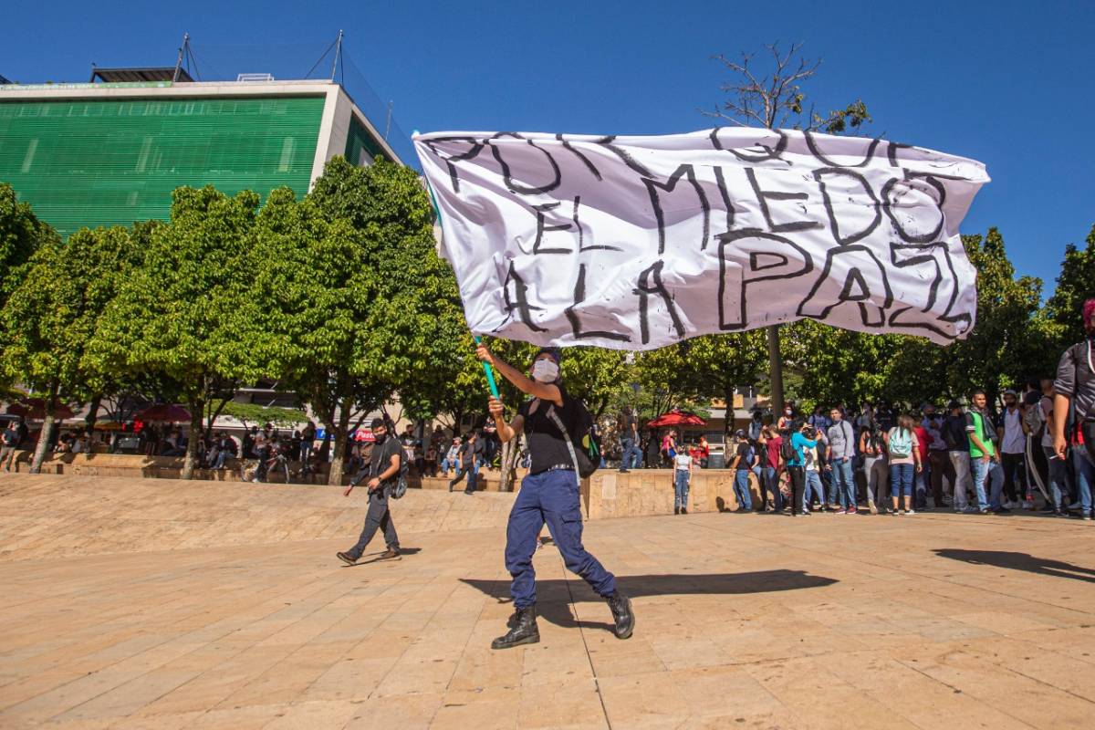 Manifestantes en Medellín marcharon por las calles para rechazar los abusos de la Fuerza Pública. Hubo enfrentamientos y actos vandálicos. FOTO: Jaime Pérez
