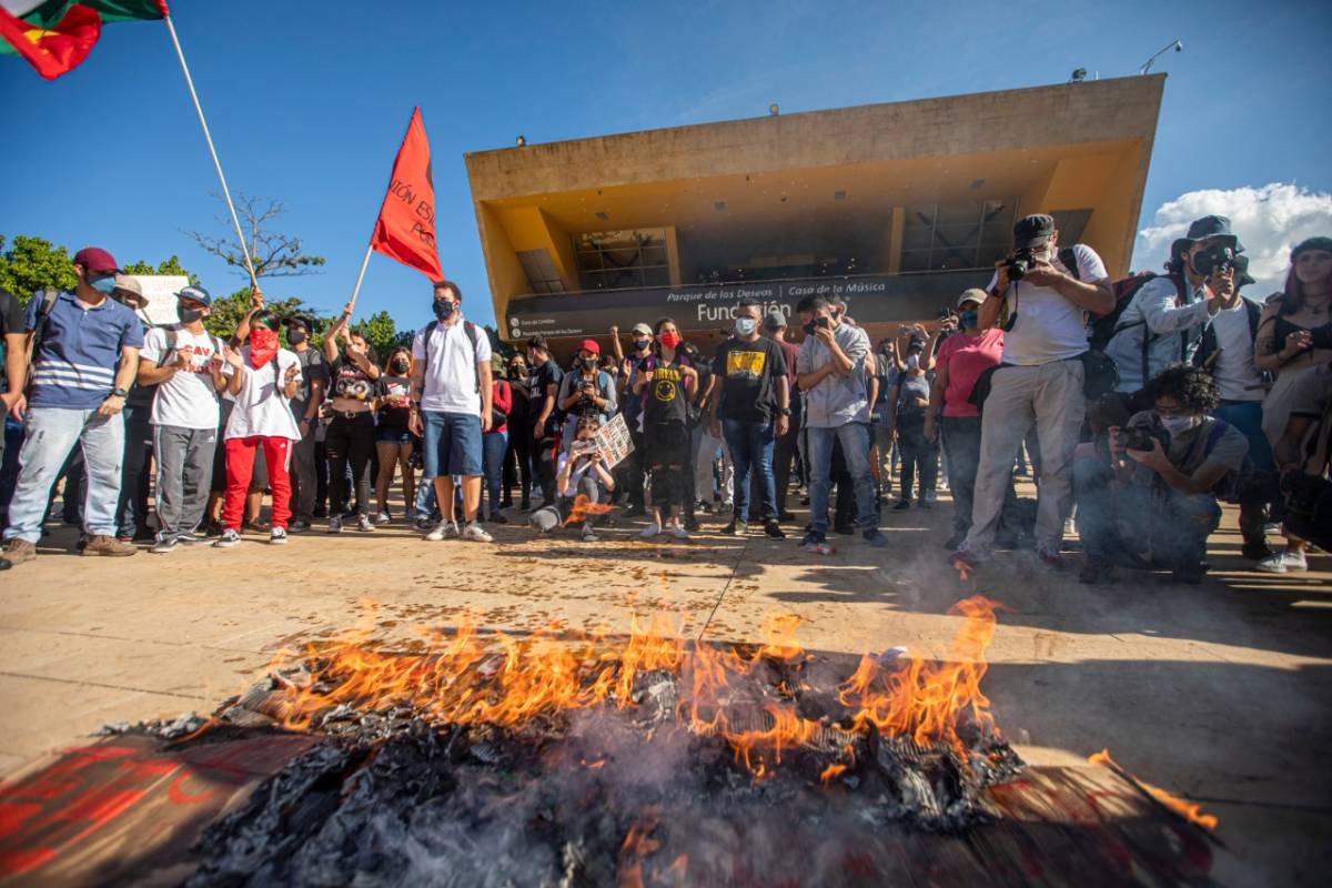 Manifestantes en Medellín marcharon por las calles para rechazar los abusos de la Fuerza Pública. Hubo enfrentamientos y actos vandálicos. FOTO: Jaime Pérez