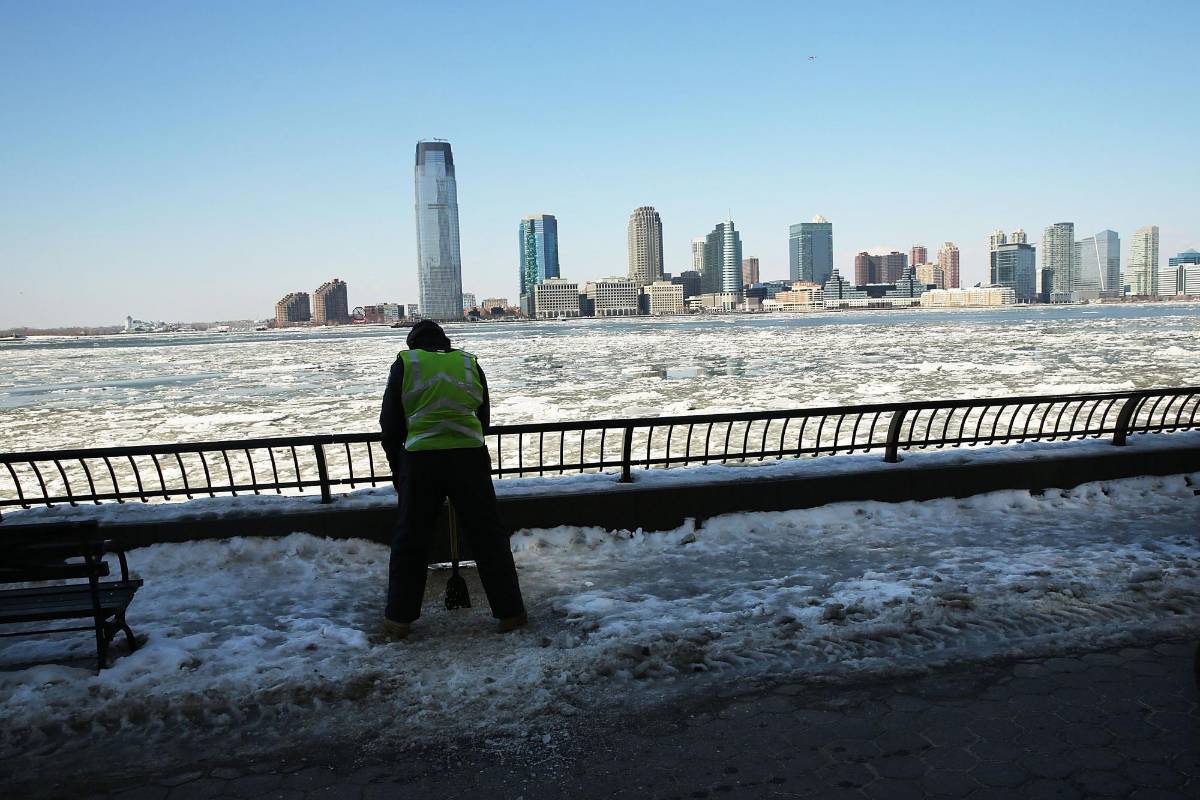Trabajadores tratan de limpiar la nieve. FOTO AFP