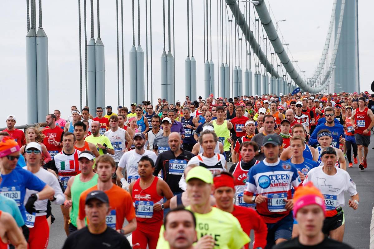 La 45 edición del maratón de Nueva York arrancó hoy con más de 50.000 participantes y buenas condiciones meteorológicas que hacen prever mejores tiempos que en ediciones anteriores.