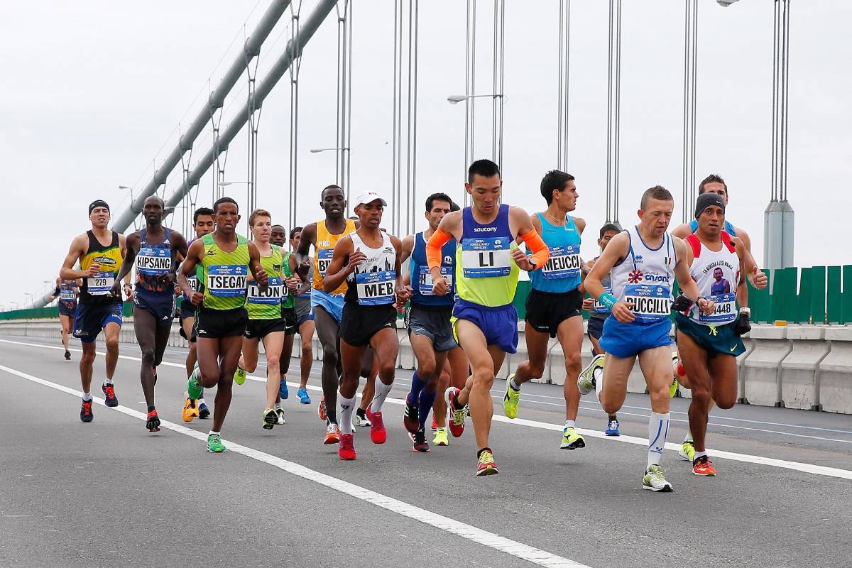 Los kenianos Wilson Kipsang, en hombres, y Mary Keitany, en la categoría femenina, ganadores el año pasado, buscan repetir triunfo en una prueba en la que parten como favoritos.