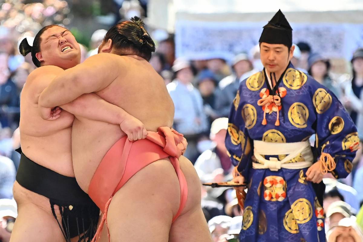 Los mejores luchadores de sumo participaron en una exposición anual de un día para miles de espectadores dentro de los precintos del santuario. Foto: CHARLY TRIBALLEAU / AFP
