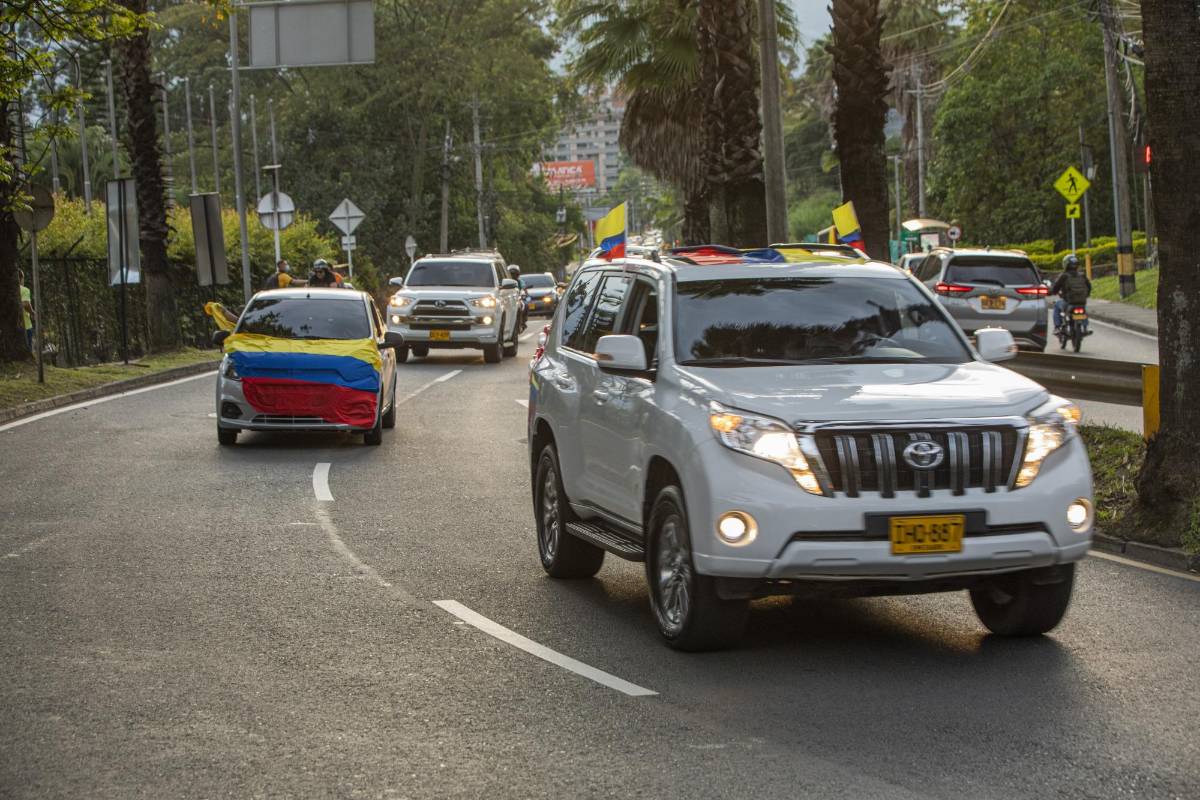 La caravana tuvo como destino el sector de Llanogrande en Rionegro, donde está ubicada la casa del expresidente. Foto: Carlos Velásquez