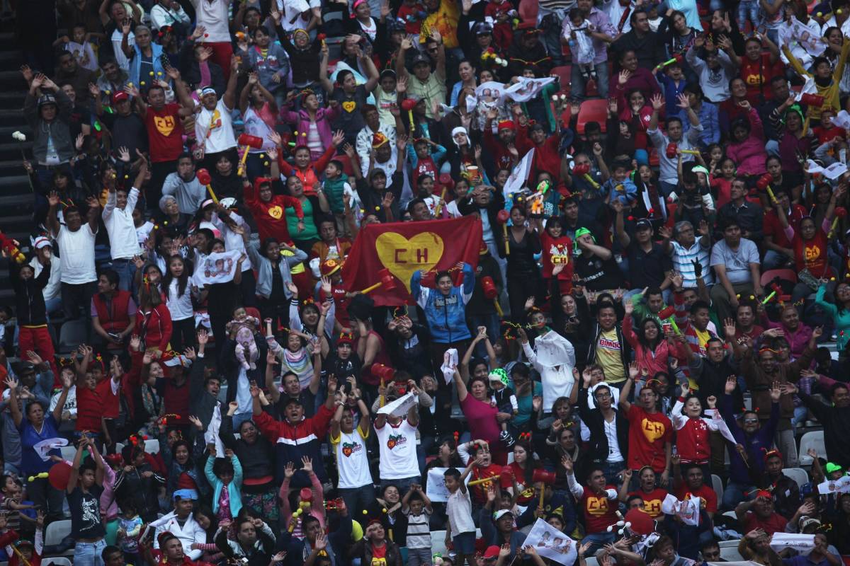 Todo tipo de manifestaciones de cariño le entregaron los fanáticos a Chespirito. FOTO AP
