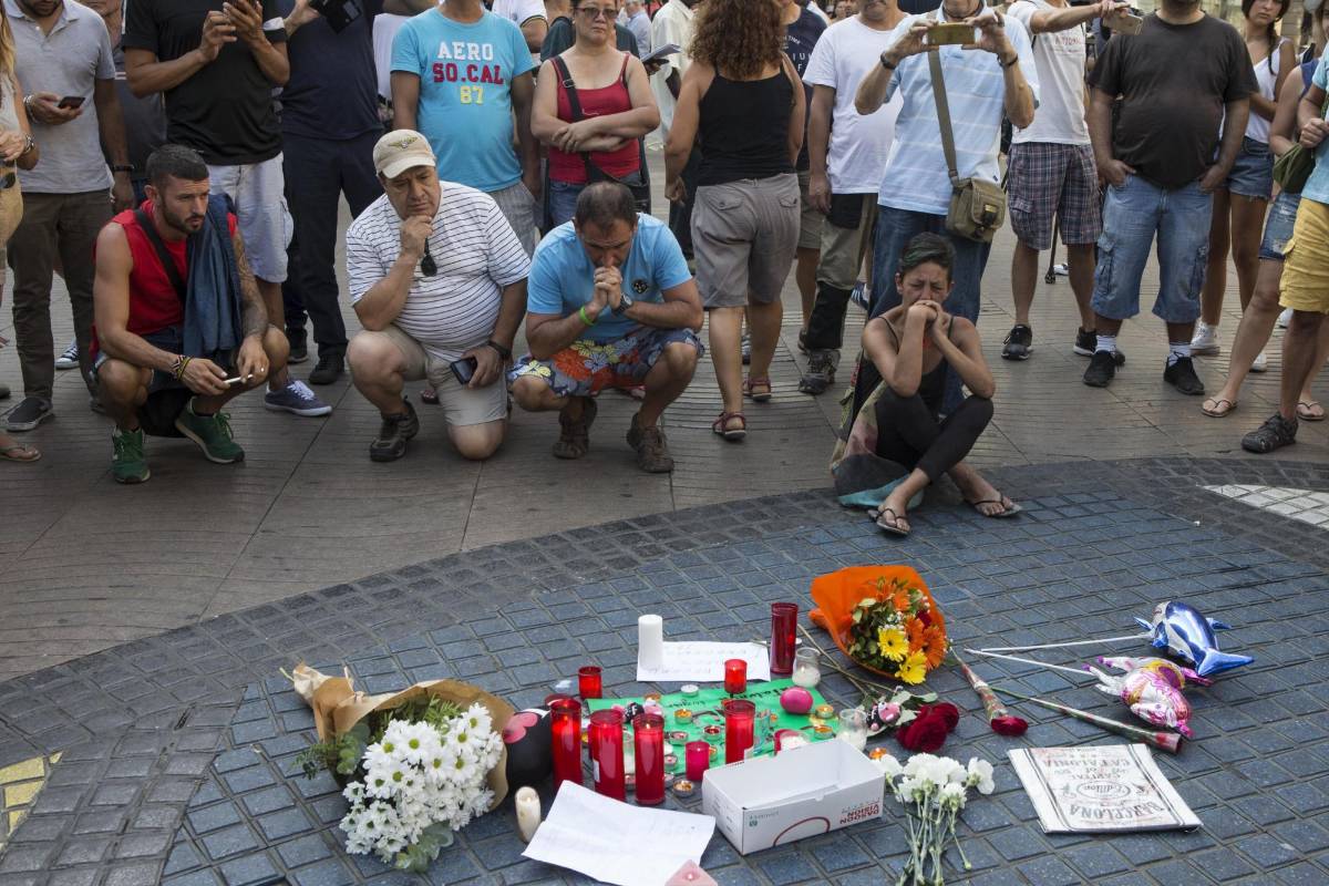 Entre homenajes a las víctimas y relatos del horror vivido transcurren las horas posteriores al ataque terrorista perpetrado por una célula yihadista. FOTO EFE