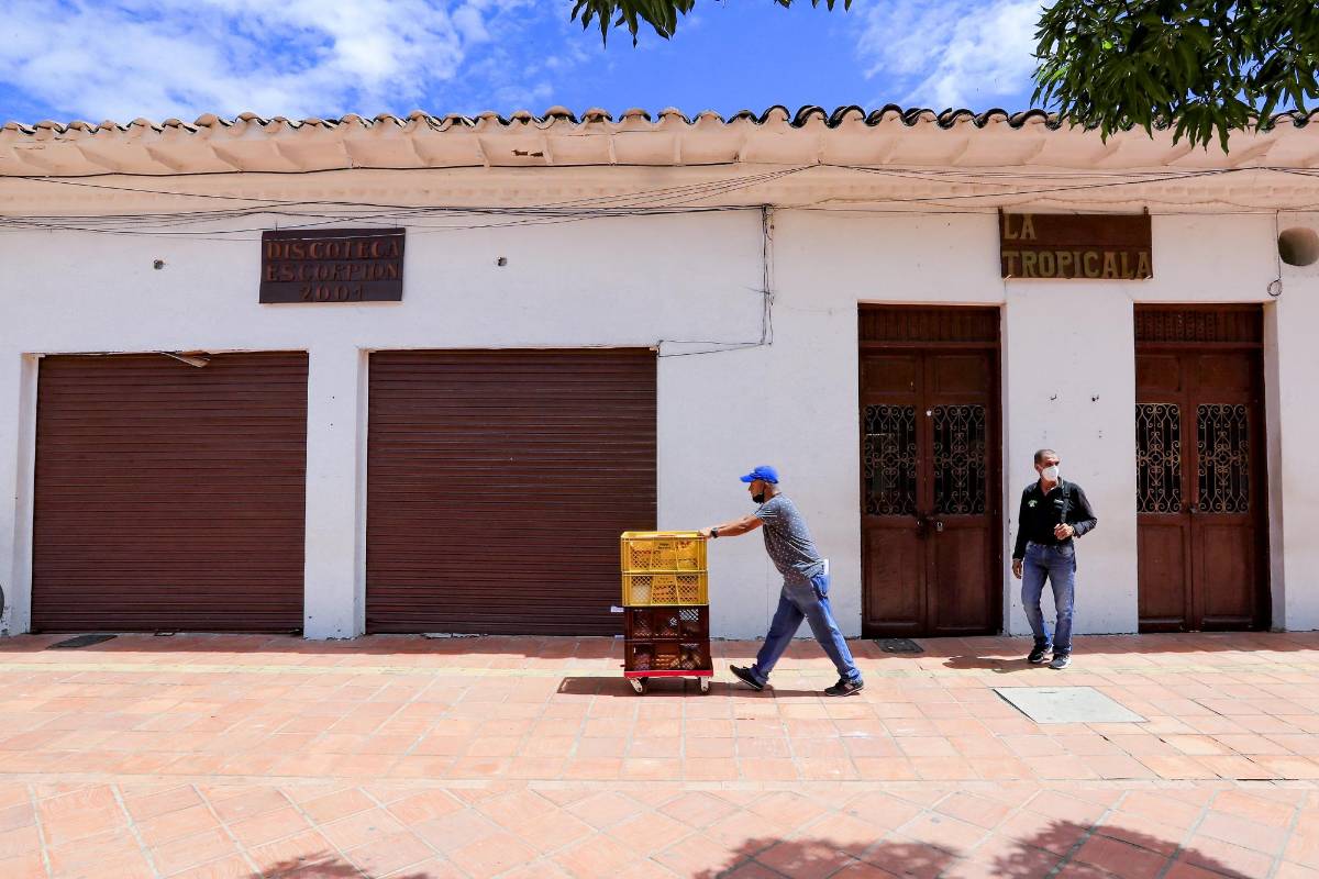 En los pocos negocios abiertos hay promociones que regalan tapabocas por la compra de un pollo asado y el único comercio con perifoneo que rompe el silencio del parque principal es un minimercado. Foto: Jaime Pérez Munévar
