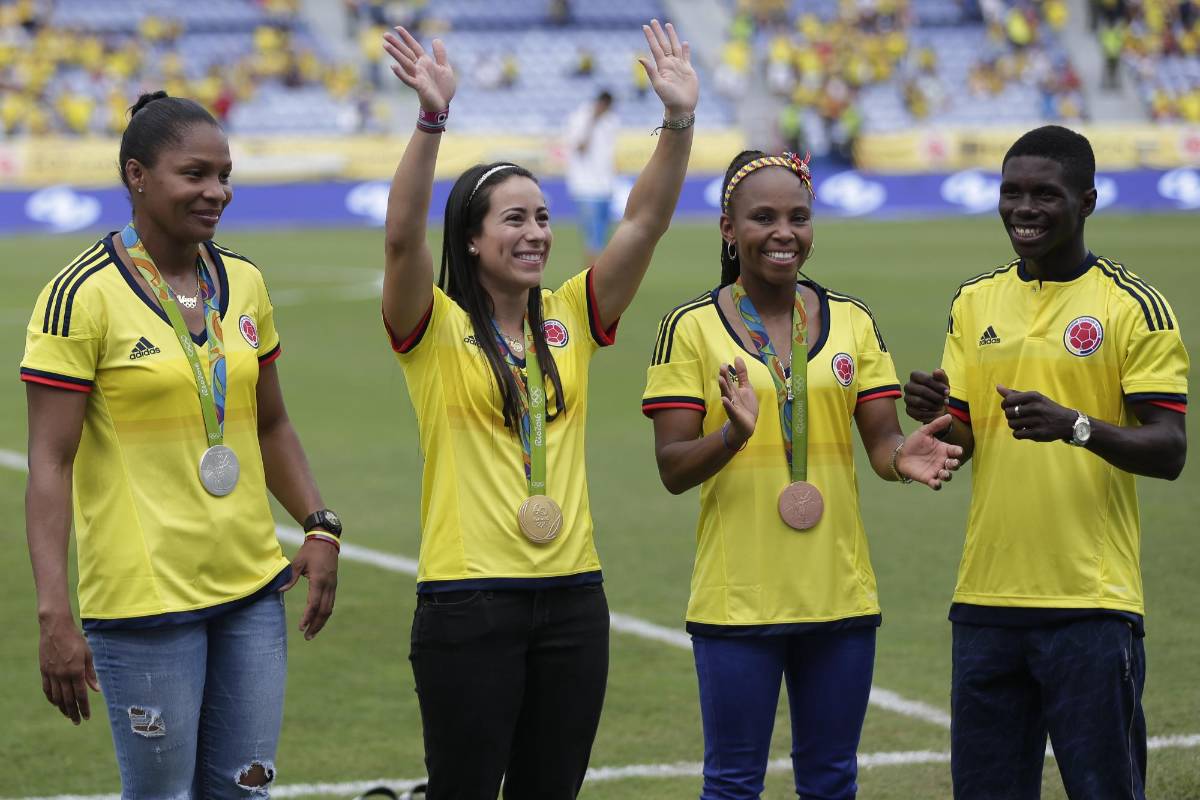Yuri Alvear, Yuberjén Martínez, Ingrit Valencia y la encargada de hacer el saque de honor, Mariana Pajón, estuvieron en la gramilla saludando a la afición y posteriormente tomándose algunas fotografías con los aficionados. FOTO COLPRENSA