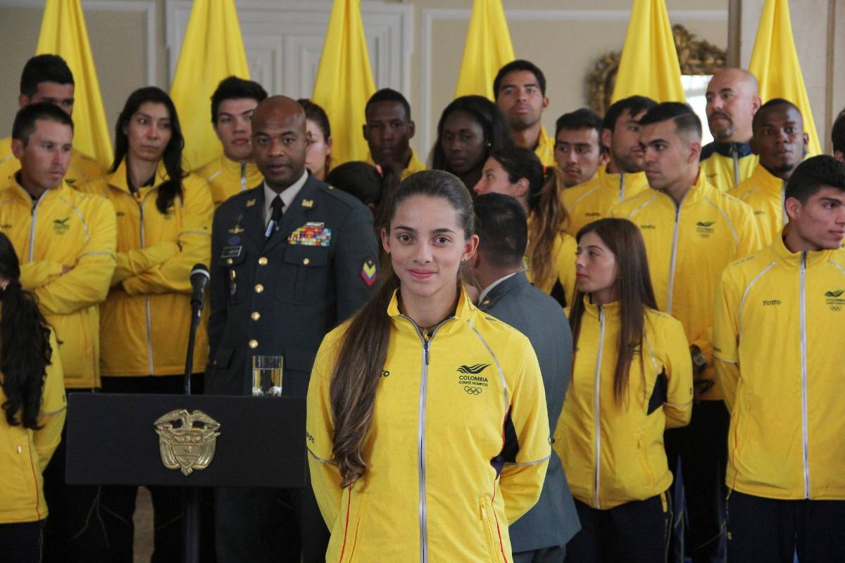 La patinadora antioqueña Fabriana Arias fue designada como abanderada (e) debido a que Yuberjen Martínez, no pudo asistir al evento. FOTO-COLPRENSA