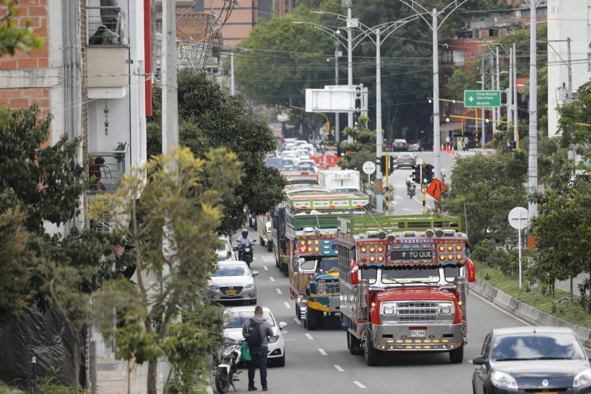 Medellín se une a los municipios del Valle de Aburrá que prohíben la circulación de chivas en diciembre, según mencionó el alcalde, Daniel Quintero Calle. Con la capital antioqueña, Envigado y Sabaneta, son tres. FOTO CAMILO SUÁREZ