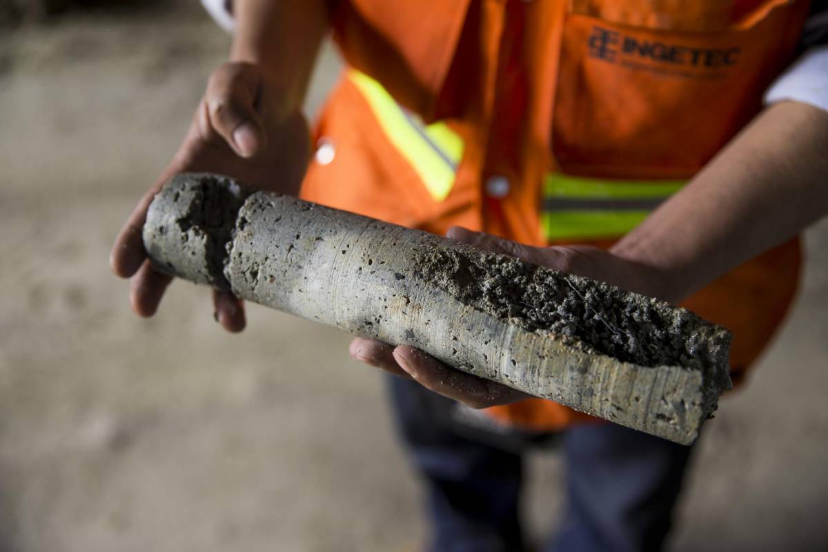 Un grupo de ingenieros trabajan en la zona recogiendo muestras para realizar un diagnóstico sobre el estado de las obras y así poder realizar las intervenciones. FOTO: ESTEBAN VANEGAS
