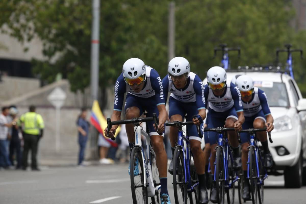 La primera etapa fue un circuito de 14 kilómetros por el centro y el sur de Medellín. Education First, el equipo de Rigoberto Urán, se impuso en la contrarreloj con un tiempo de 15 minutos y 5 segundos. FOTO MANUEL SALDARRIAGA