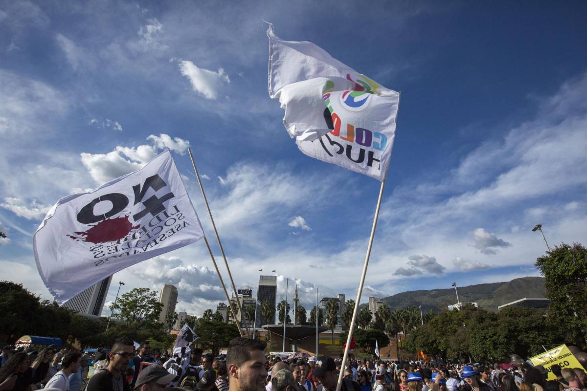 Esta “marcha por la vida” fue convocada por el movimiento “Defendamos la Paz” y a esta iniciativa se sumaron sectores políticos, educativos, indígenas y sectores sociales. FOTO EDWIN BUSTAMANTE