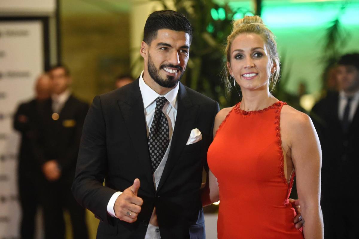 El uruguayo Luis Suarez y su esposa Sofia Balbi. FOTO AFP