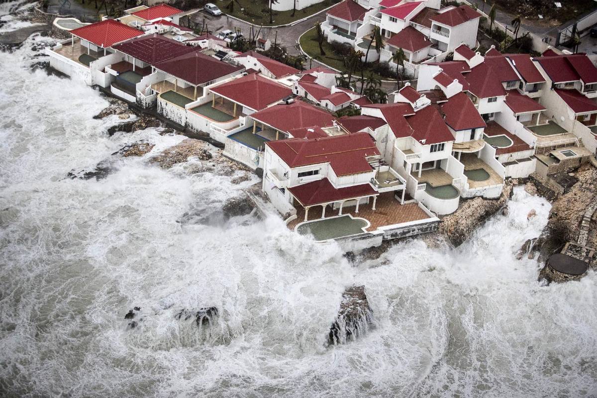 El Centro Nacional de Huracanes (CNH) de EE.UU. emitió este jueves una vigilancia de huracán para zonas del sur de Florida por la amenaza del ciclón Irma, que pasa en estos momentos frente a la costa norte de La Española (República Dominicana y Haití) y se aproxima a las Islas Turcas y Caicos y las Bahamas. FOTO AFP