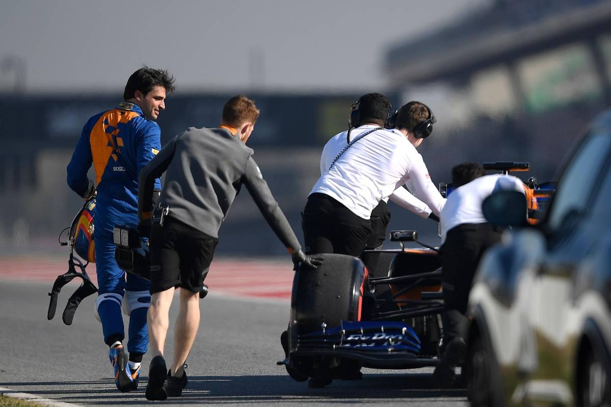 El piloto español de McLaren, Carlos Sainz Jr junto a su auto fuera del circuito durante las pruebas para la nueva temporada del Gran Premio de Fórmula Uno en el circuito de Cataluña en Montmeló, Foto: AFP.