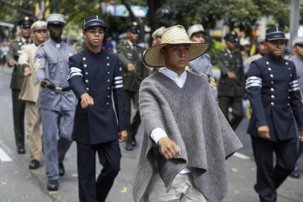 La fiesta de independencia colmó la carrera 70 de Medellín, las Fuerzas Militares, los cuerpos de rescate y los indígenas compartieron con la gente que se volcó a las calles. Foto: Manuel Saldarriaga Quintero.