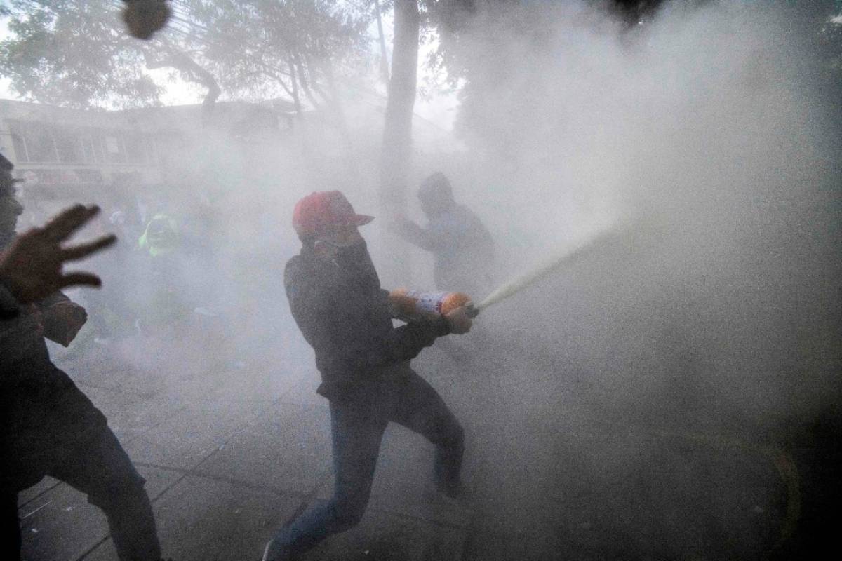 El Gobierno Nacional ofrece hasta 50 millones de pesos por información que permita identificar a las personas involucradas en los homicidios y actos de vandalismo. FOTO AFP