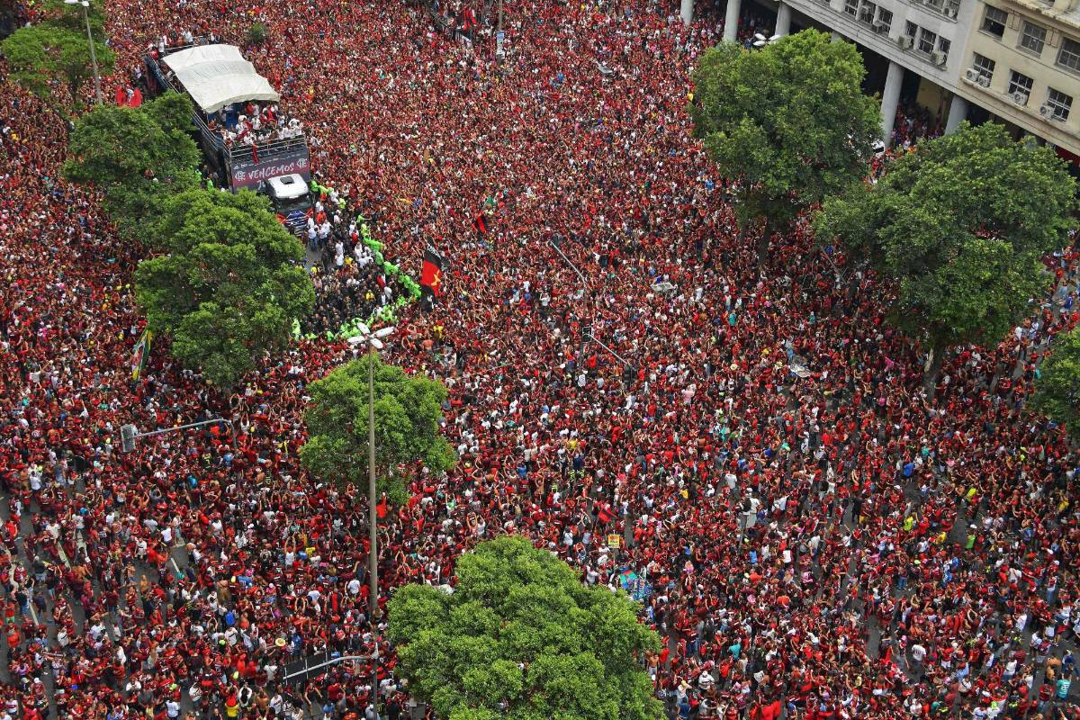 Un río humano tiñó literalmente de rojo y negro la Avenida Getulio Vargas en la mayor celebración de la ‘Nación Flamenguista’ desde el título de liga que se alzó hace exactamente una década atrás, cuando fue campeón del ‘Brasileirao’ en 2009. Foto: AFP