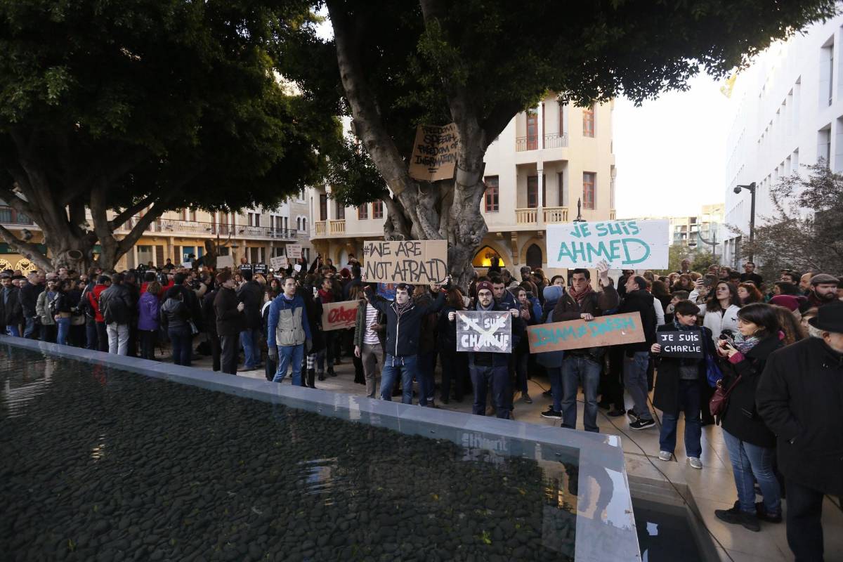 En Beirut, cientos de personas se congregaron en repulsa a esos atentados y en defensa de la libertad de expresión, levantando lápices hacia el cielo en recuerdo a los caricaturistas de “Charlie Hebdo” y con proclamas como “Soy Charlie”, “Sí a la libertad”, “islam contra terrorismo” y “No tenemos miedo”. FOTO REUTERS