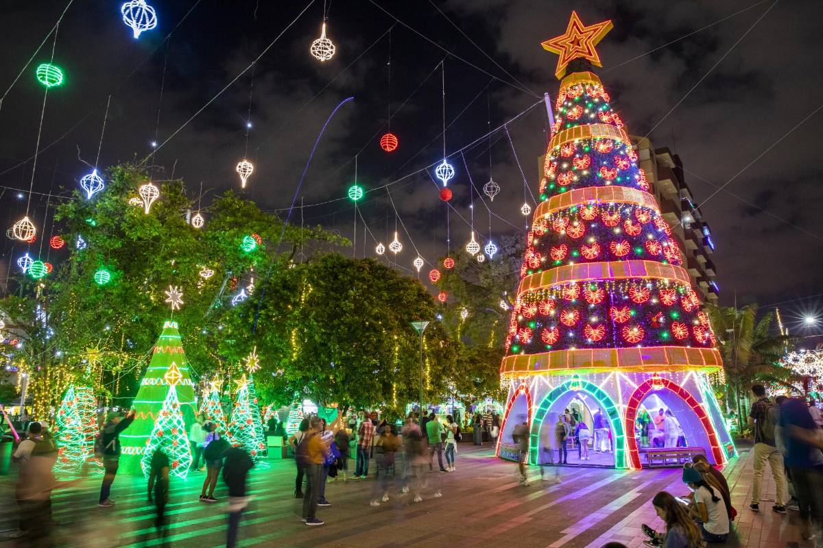 Los visitantes pueden disfrutar del pesebre y los alumbrados navideños ubicados en el parque principal. FOTOS CARLOS VELÁSQUEZ