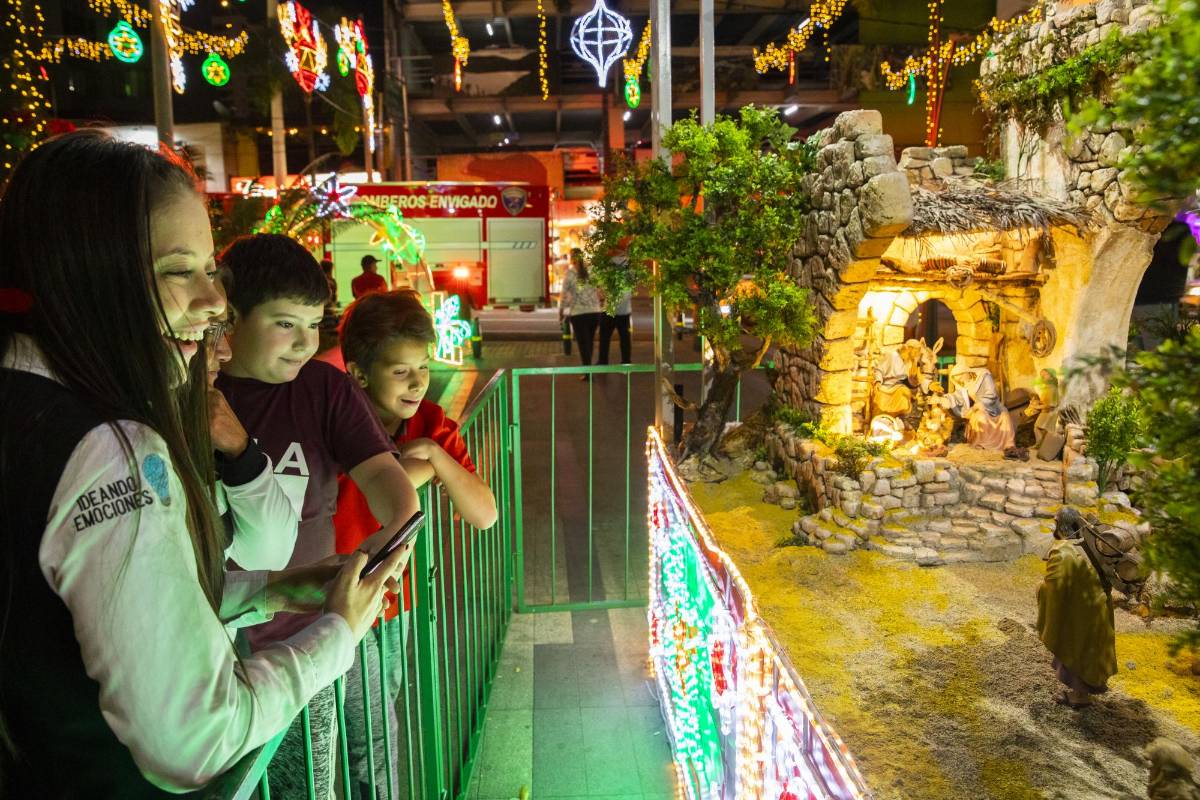 Los visitantes pueden disfrutar del pesebre y los alumbrados navideños ubicados en el parque principal. FOTOS CARLOS VELÁSQUEZ