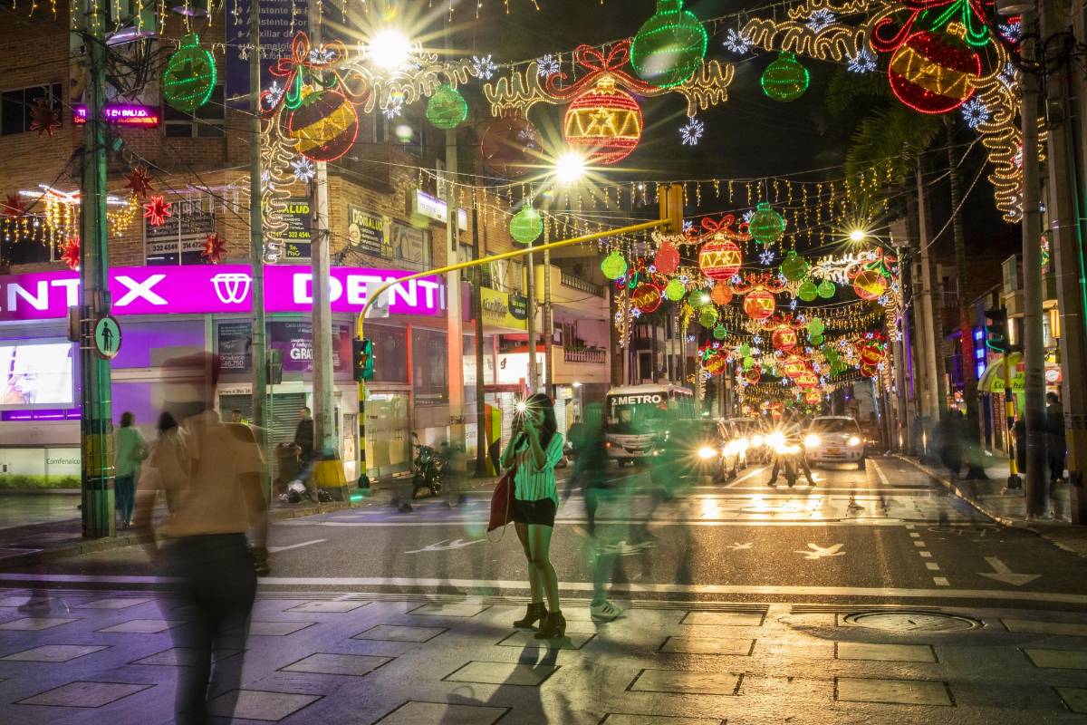 Los visitantes pueden disfrutar del pesebre y los alumbrados navideños ubicados en el parque principal. FOTOS CARLOS VELÁSQUEZ