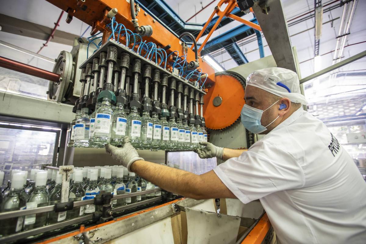 El reporte indica que, en la primera fase, se fabricaron aproximadamente 250 mil unidades de alcohol para donación. FOTO: Carlos Velásquez