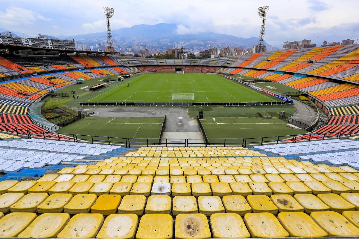 La ausencia del público en las graderías del estadio Atanasio Girardot, de Medellín, tras la reapertura del torneo profesional de fútbol. FOTO JAIME PÉREZ