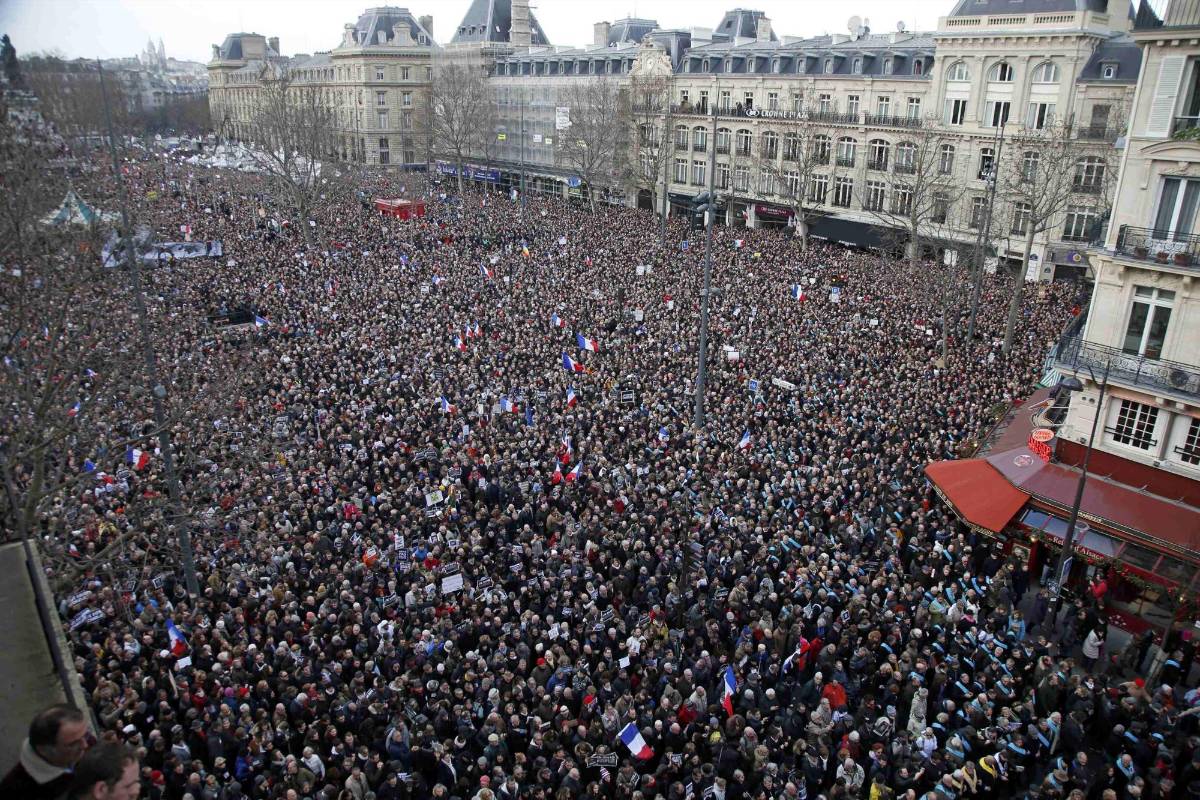 Cientos de miles de personas, entre ellas más de 40 gobernantes de diversos países, ocuparon el centro de París el domingo en un acto de unidad nacional en homenaje a las 17 víctimas de tres días de terror. FOTO REUTERS
