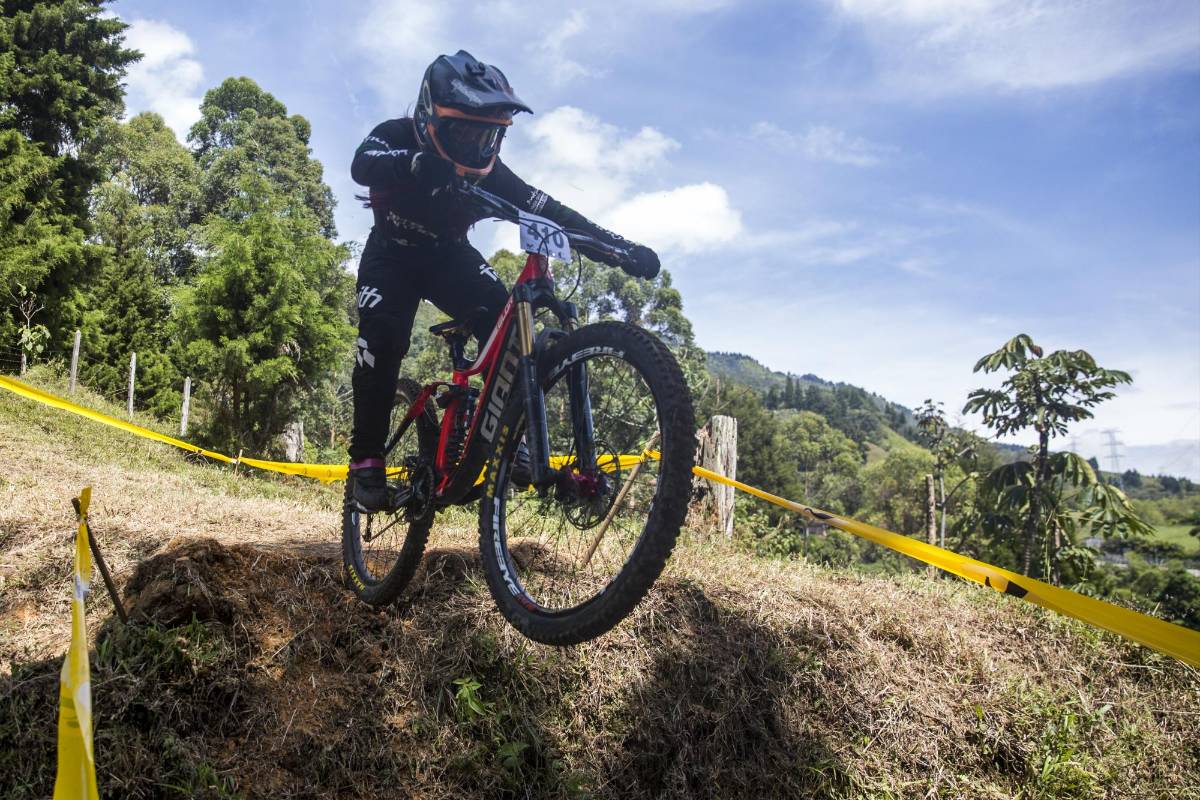 70 hombres y dos mujeres compitieron por lograr el menor tiempo posible en el descenso de la pista corta que tenía dos grandes saltos y altas velocidades. Foto: Esteban Vanegas
