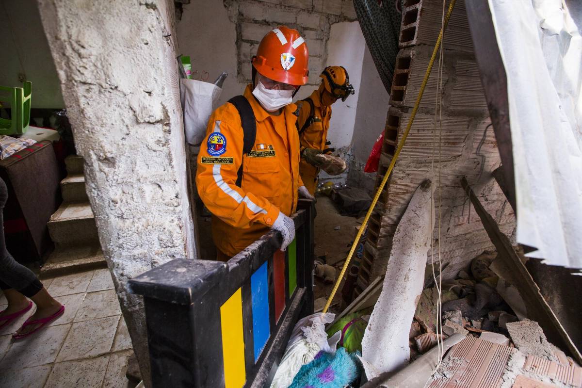 Además del edificio de tres viviendas, una cuarta estructura, que colindaba con el edificio, resultó con daños. Foto: Carlos Velásquez