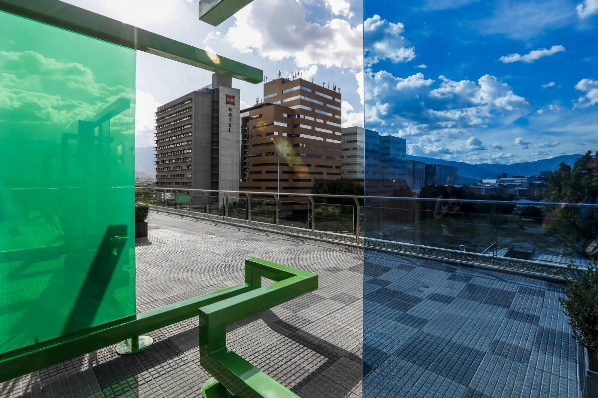 La Obra del artista Iván Hurtado, geometría fragmentada se puede apreciar en la terraza del cuarto piso del Mamm. Foto: Jaime Pérez.
