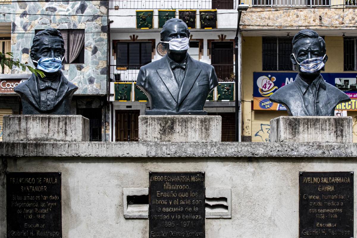 La corporación Mundial de la Pereza, organización cultural que trabaja en Itagüí, realizó esta intervención bajo el titulo: La Paradoja de la Vida. Foto: Jaime Pérez Munevar