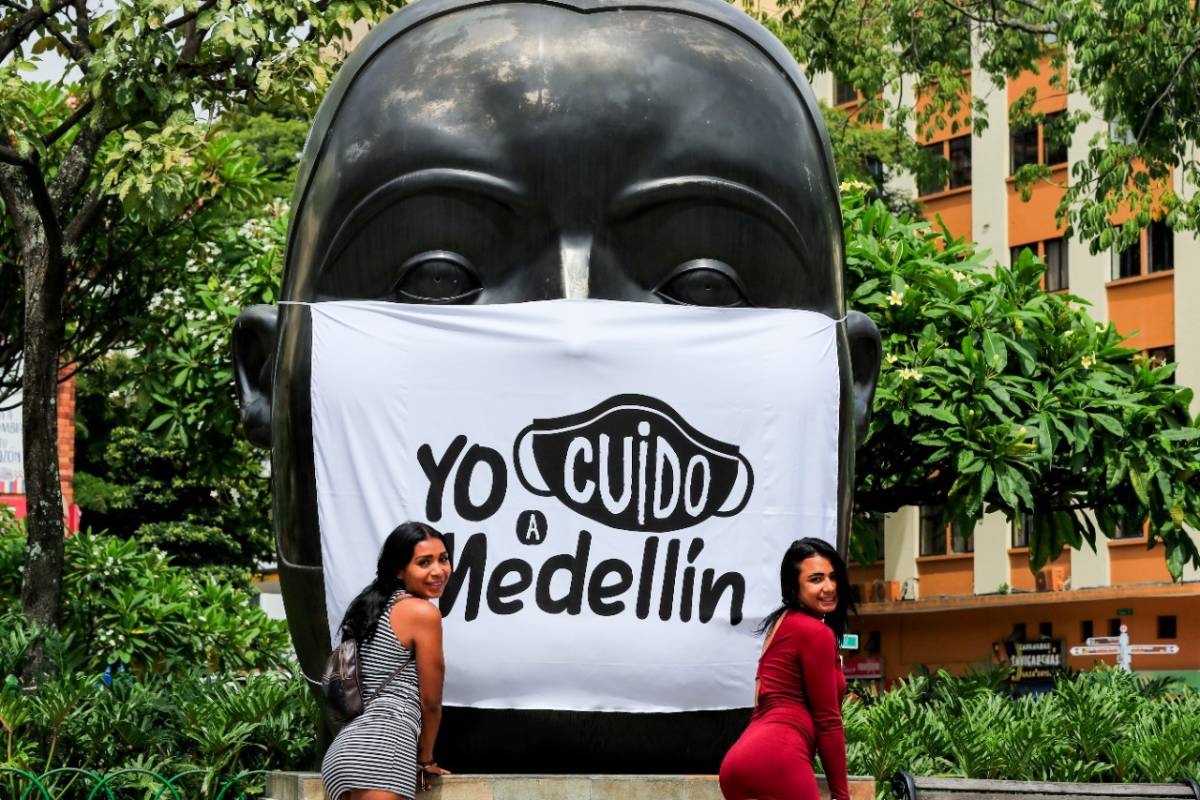 En la Plaza Botero, en inmediaciones del Museo de Antioquia, los rostros de las tradicionales figuras del maestro Fernando Botero fueron cubiertos con tapabocas. JAIME PÉREZ