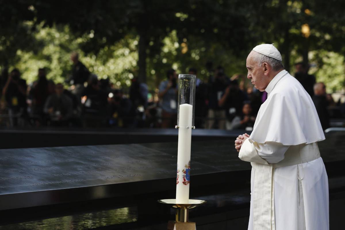 El Papa oró frente a las fuentes de agua que recuerdan a las víctimas del 11 de septiembre. FOTO AFP